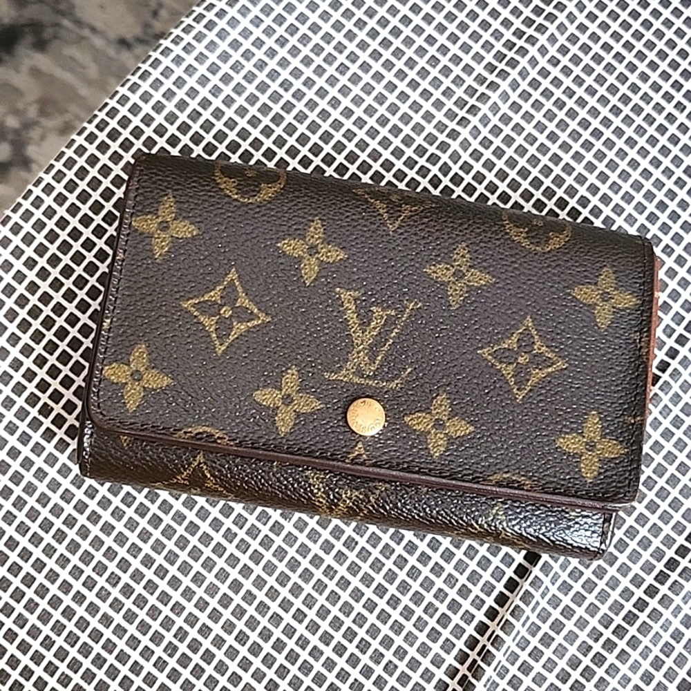 Small wallet with zipper.
